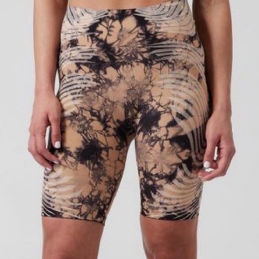 Athleta Motivate Seamless Short in Size M